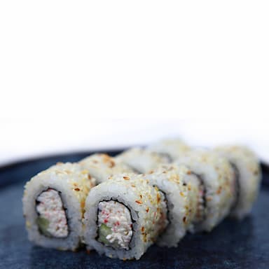 Ролл Калифорния в кунжуте