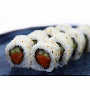 Ролл с лососем и огурцом