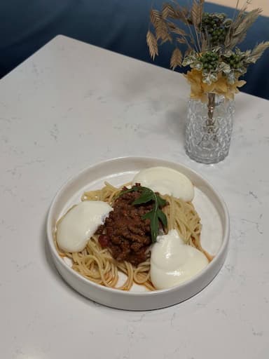 Паста болоньезе с муссом из пармезана