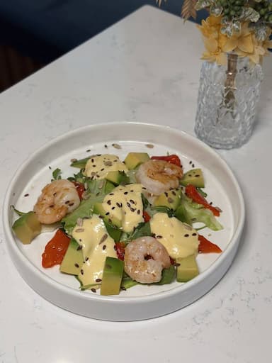 Салат с креветкой и манговым соусом