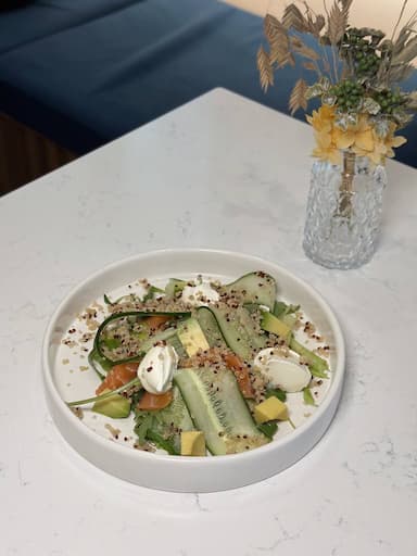 Салат с лососем и киноа