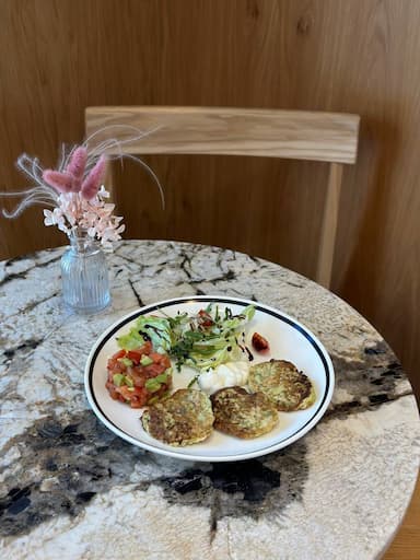 Драники цукини с тартаром из лосося и крем базиликом