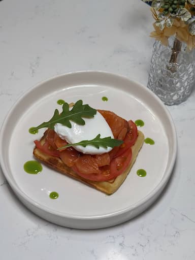 Вафля с лососем и яйцом пашот