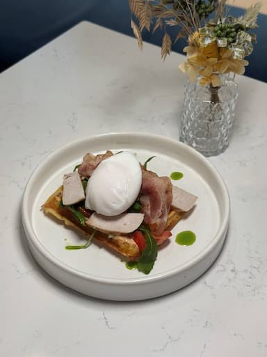 Вафля с индейкой и яйцом пашот