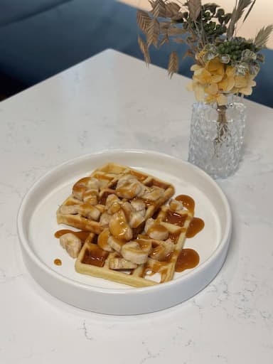 Вафля с бананом и соленой карамелью