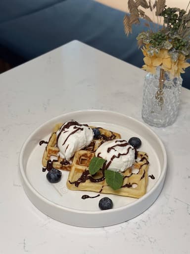 Вафля с мороженным шоколадным топпингом и ягодами