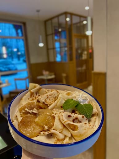 Блины с карамелизированной грушей