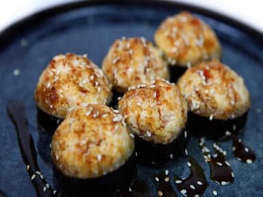 Запеченный ролл с лососем и крабом